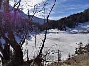 65 Vista sul laghetto del Prato del lago ricoperto da bianca neve